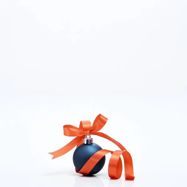 Bola de Navidad azul con cinta roja sobre un blanco — Foto de Stock