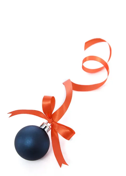 Bola de Natal azul com fita vermelha em um branco — Fotografia de Stock