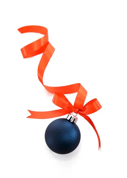 Bola de Natal azul com fita vermelha em um branco — Fotografia de Stock