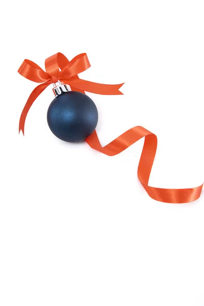 Синій різдвяний м'яч з червоною стрічкою на білому — стокове фото