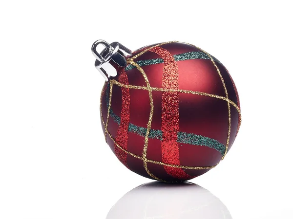 Červené vánoční míč na bílém — Stock fotografie