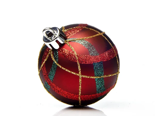 Червоний різдвяний м'яч на білому — стокове фото