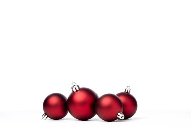 Beyaz arka planda izole kırmızı noel topları