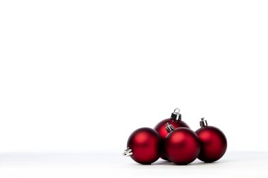 Beyaz arka planda izole kırmızı noel topları