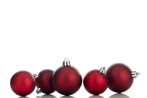 Boules de Noël rouges isolées sur fond blanc — Photo