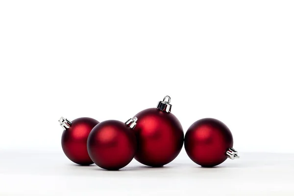 Червоні різдвяні кульки ізольовані на білому тлі — стокове фото
