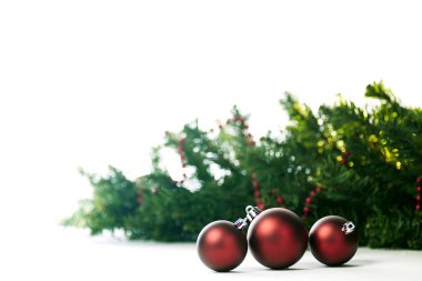 çam ağaçları ile kırmızı noel topları süsler