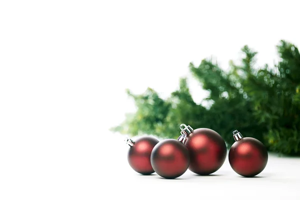 Červené vánoční kuličky ozdobené borovicemi — Stock fotografie