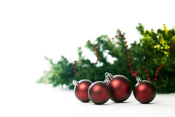 Boules de Noël rouges ornements avec des pins — Photo