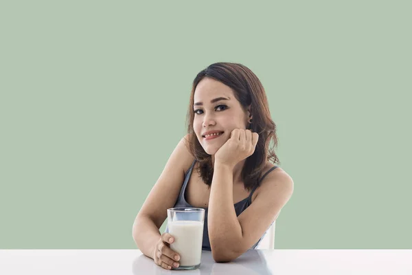 Jeune femme tenant un verre de lait — Photo