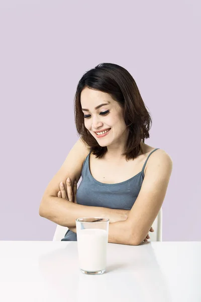 Jeune femme tenant un verre de lait — Photo