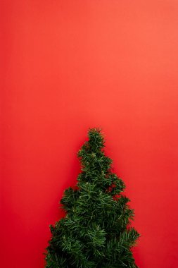 Çam ağacı ve kırmızı yeni kağıt Noel arka plan