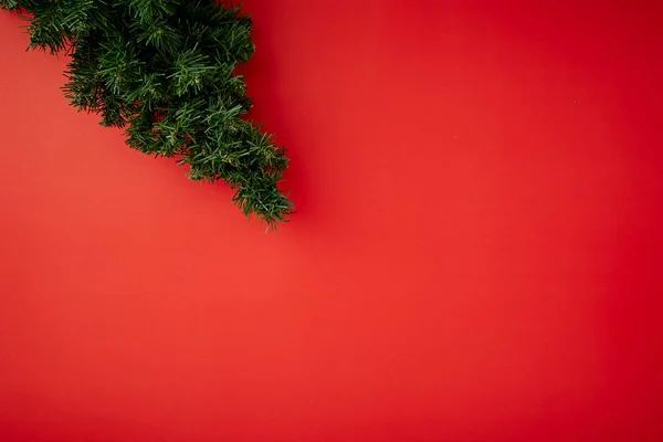 松の木と赤い新しい紙のクリスマスの背景 — ストック写真