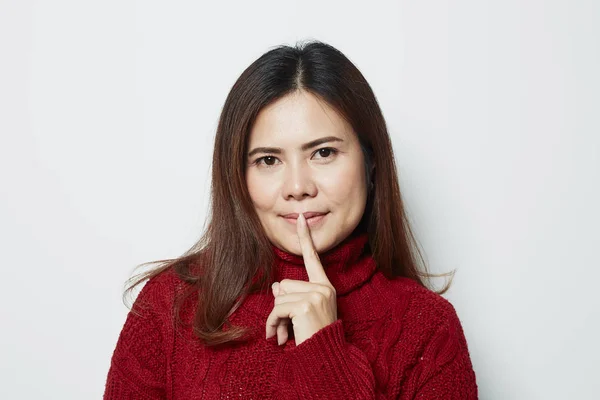 Mujer haciendo gesto de silencio en el fondo del estudio — Foto de Stock