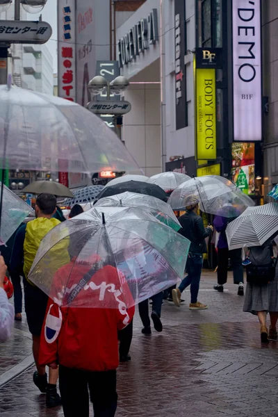 Persone in Piazza Hachiko, Shibuya via dello shopping — Foto Stock