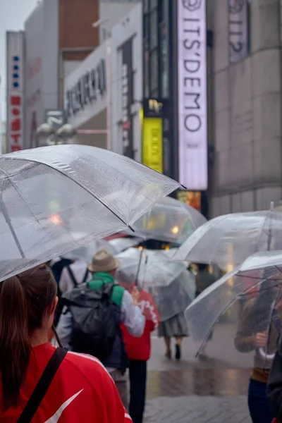 Menschen auf dem Hachiko-Platz, Shibuya-Einkaufsstraße — Stockfoto