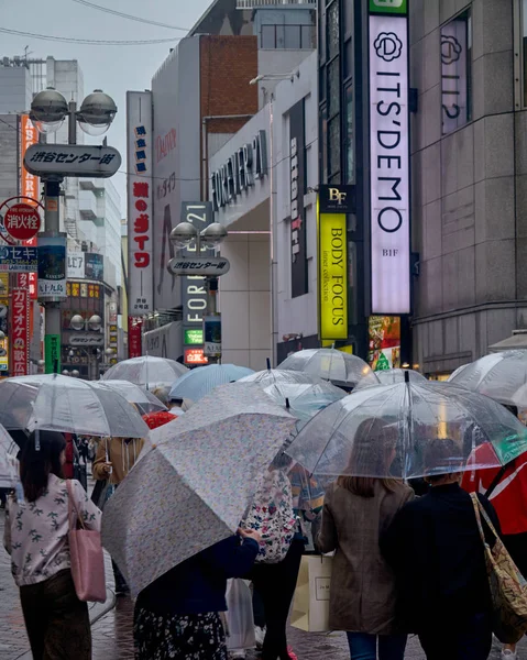 Persone in Piazza Hachiko, Shibuya via dello shopping — Foto Stock