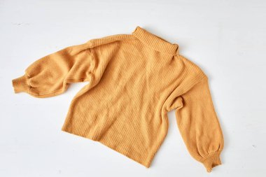 beyaz masa üzerine örme sarı kazak