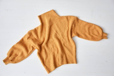 beyaz masa üzerine örme sarı kazak