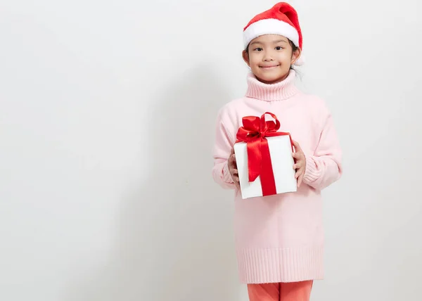 Fille tenant un coffret cadeau en pull et chapeau de Père Noël — Photo
