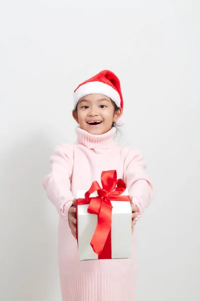 Fille tenant un coffret cadeau en pull et chapeau de Père Noël — Photo