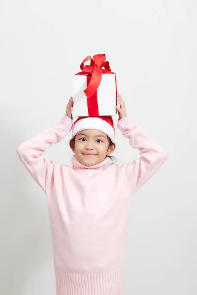 Fille tenant un coffret cadeau en pull et chapeau de Père Noël — Photo