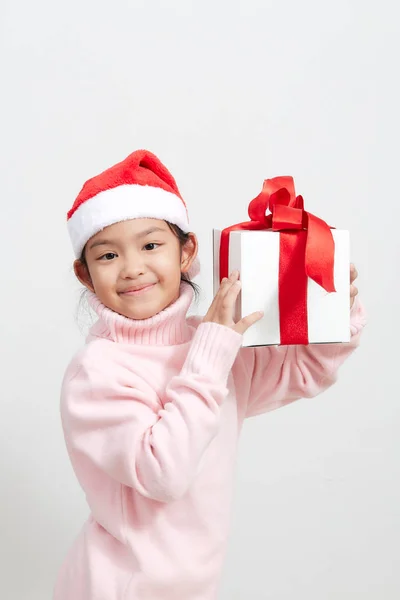 Fille tenant un coffret cadeau en pull et chapeau de Père Noël — Photo