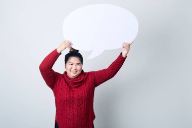 boş konuşma balonu tutan kazak kadın