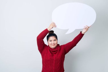 boş konuşma balonu tutan kazak kadın