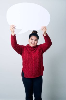 boş konuşma balonu tutan kazak kadın