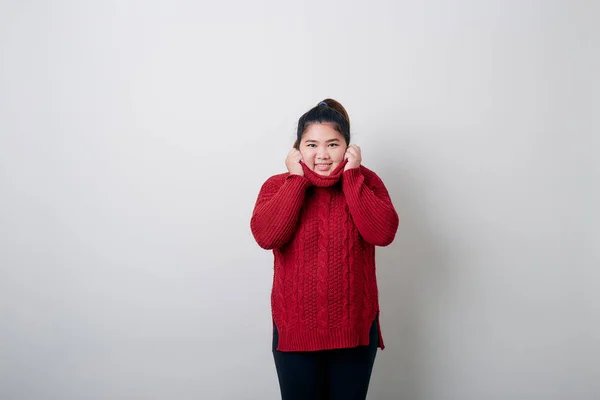 Vrouw in rode trui voor de winter — Stockfoto