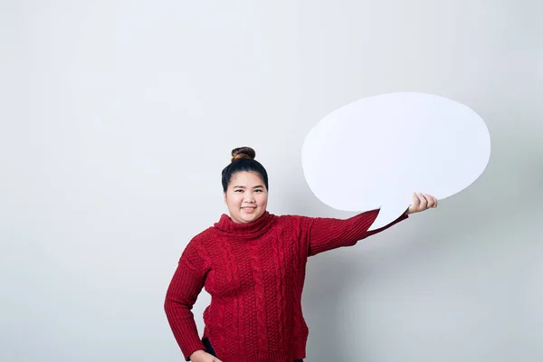 Vrouw in trui houden van lege toespraak bubble — Stockfoto