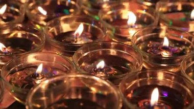 Karanlıkta yanan mumların yüzeysel çekim derinliği