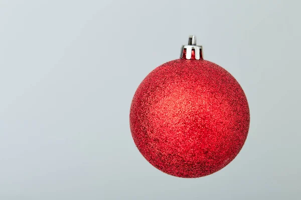 Brinquedo vermelho de vidro de decoração de um Natal — Fotografia de Stock