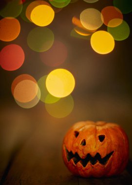 Bokeh ışıkları üzerinde Cadılar Bayramı kabağı