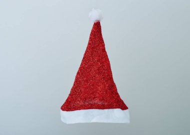 Noel Baba 'nın kırmızı şapkası gri renkte