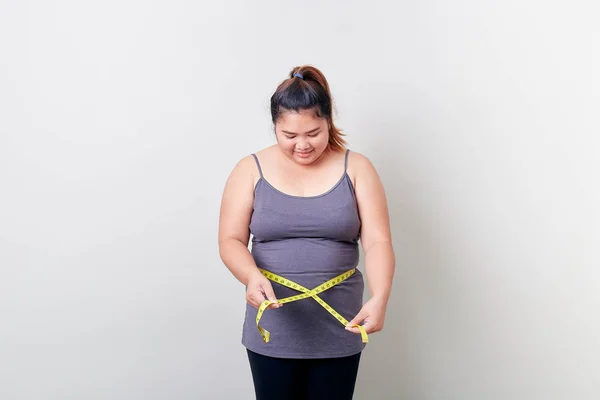 Nadváha žena měření její tlusté břicho — Stock fotografie