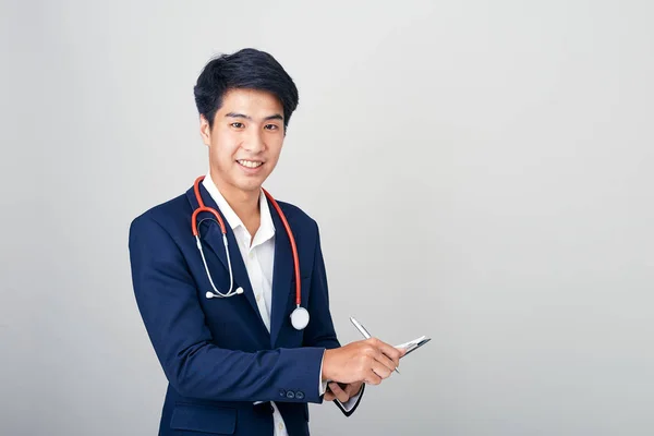 Nutricionista masculino asiático con portapapeles sobre fondo claro —  Fotos de Stock