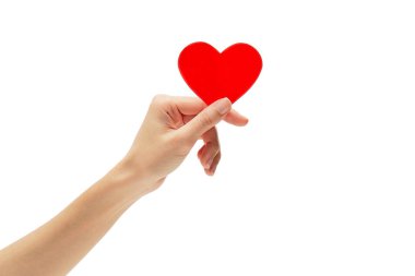 Beyaz zemin üzerinde kırmızı kalp sevgililer günü