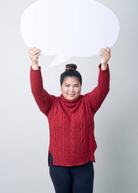 boş konuşma balonu tutan kazak kadın