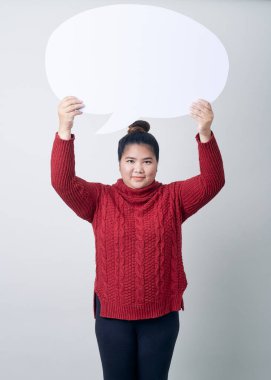 boş konuşma balonu tutan kazak kadın