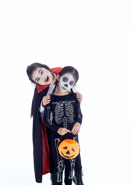 Счастливого Хэллоуина азиатским детям с корзиной тыквы — стоковое фото