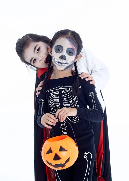 Szczęśliwego Halloween azjatyckie dzieci z koszem dyni — Zdjęcie stockowe