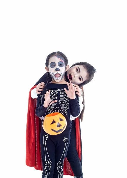 Glückliche halloween asiatische kinder mit korb kürbis — Stockfoto