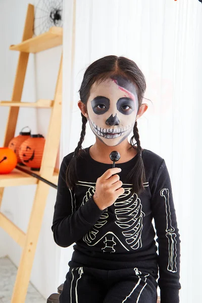 Klein meisje in Halloween kostuum thuis — Stockfoto