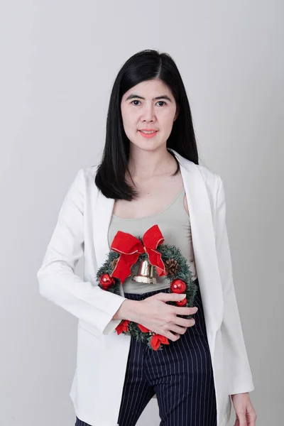 Alegre navidad joven asiático mujer gesto — Foto de Stock