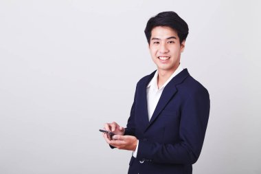 Genç Asyalı iş adamı akıllı telefon kullanıyor.