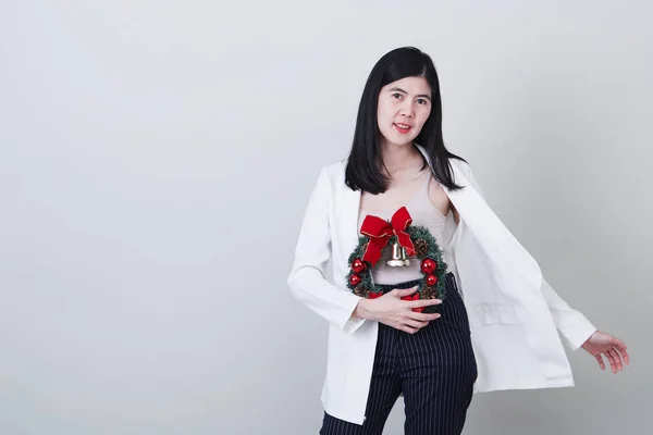 Veselé Vánoce mladá asijská žena gestikulace — Stock fotografie