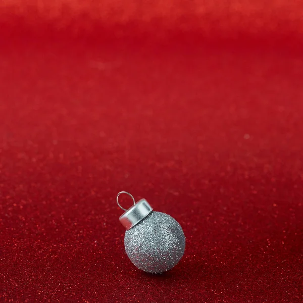 Bolas de Natal de prata com fundo vermelho — Fotografia de Stock