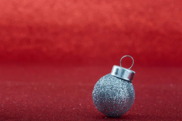 Bolas de Natal de prata com fundo vermelho — Fotografia de Stock